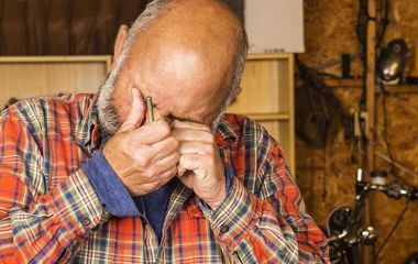 Що робити, якщо цемент потрапив у око?