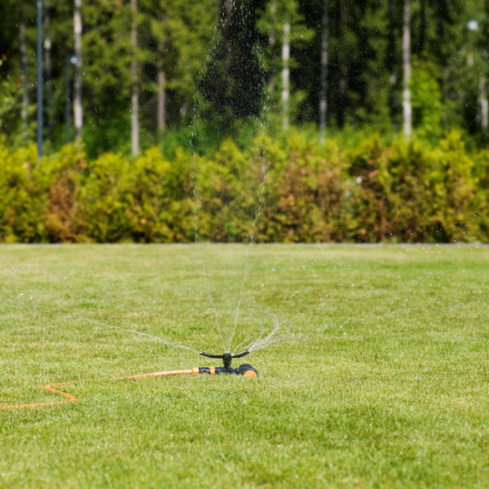 Зрошувач дощовий Fiskars Watering вихровий, металевий з колесами (1023657)